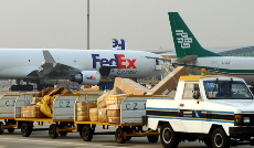 国际空运运费计算解析：重量与体积重如何影响最终成本