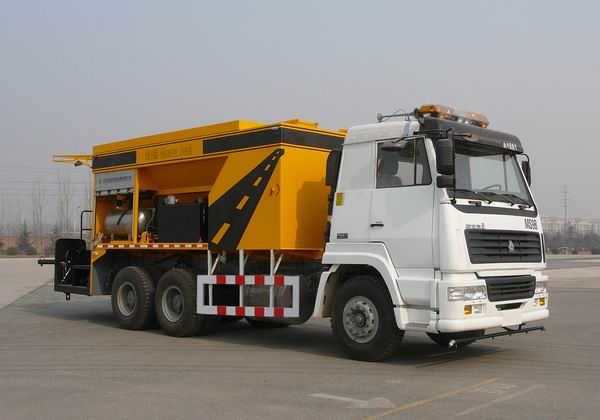 稀浆封层车安全结构解析：侧后防护装置材料与连接方式